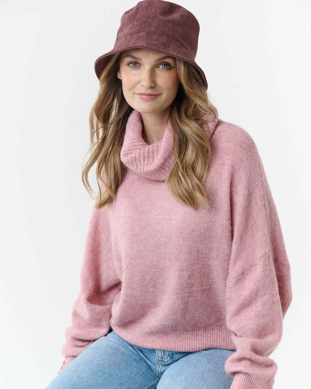 Loevenich Women's Faux Suede Bucket Hat in Wine