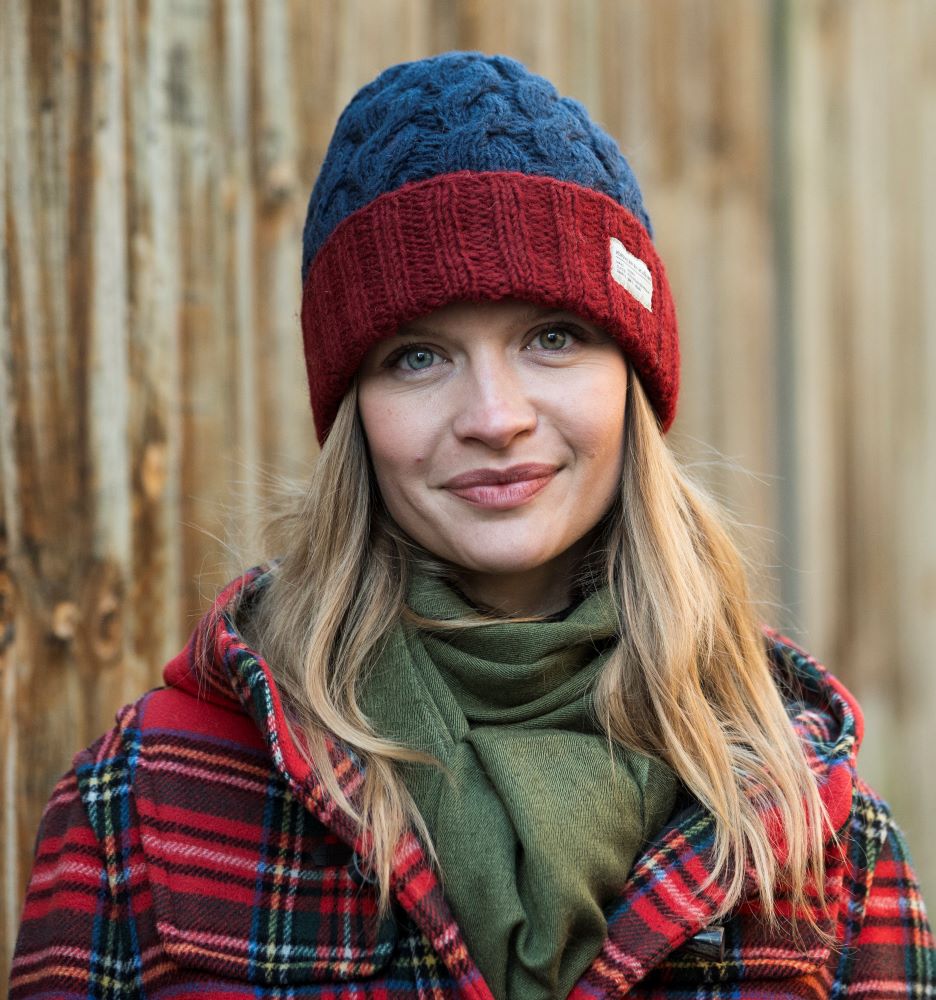 Kusan Cable Knit Turn-Up Beanie Hat Navy/Red