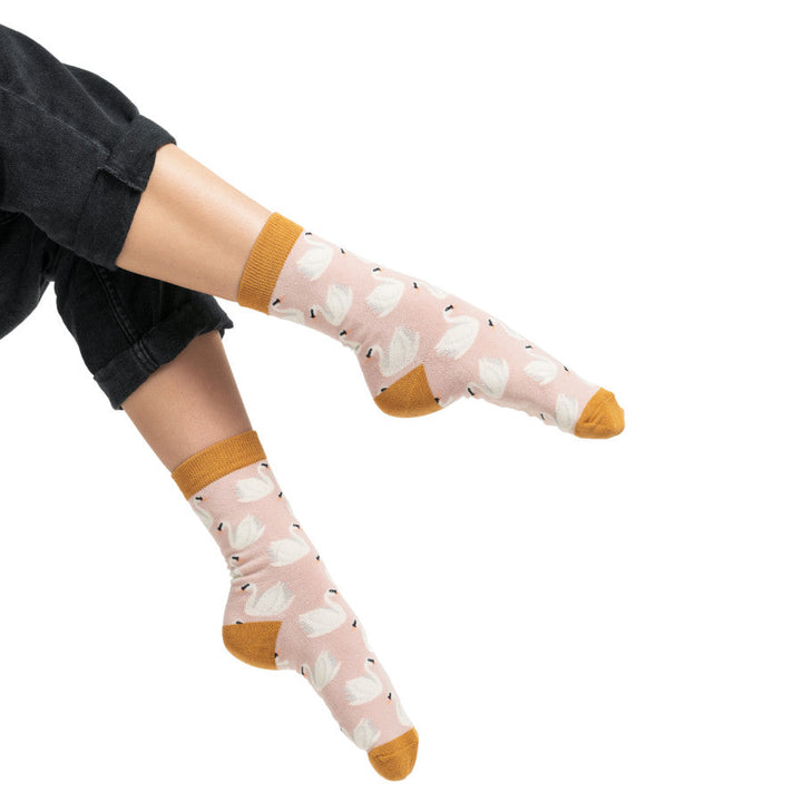 Miss Sparrow Bamboo Socks Swans (Dusky Pink)